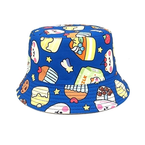 Dettaglio del cappello alla pescatora blu per bambini con orsetti e torte stampati