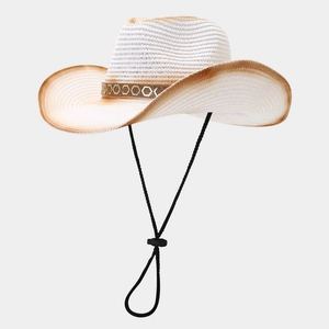 Détail d'un chapeau de paille blanc avec bande dorée et mentonnière réglable noire