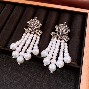 Détail macro de boucles d'oreilles baroques à pampilles avec feuilles en cristal