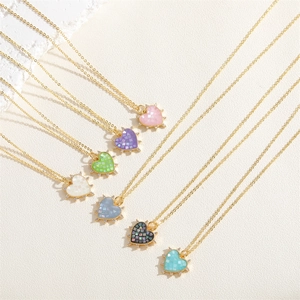 Détails de pendentifs en cœur avec incrustation de coquillage et chaînes dorées