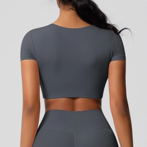 Vue de dos du haut de yoga court gris foncé sans couture en tissu à haute élasticité