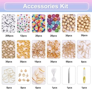 Detailansicht eines DIY-Schmucksets mit bunten Perlen, Anhängern und Metallwerkzeugen