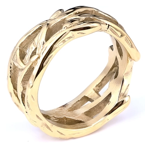 Details des breiten goldenen Edelstahlrings mit organischer Rankentextur und Vintage-Stil