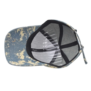 Detail van de denim baseballpet met gouden sterren en maanprint en zweetband