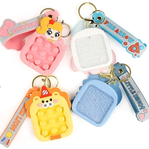 Dettaglio di portachiavi pop-it in silicone colorato e mini giochi di labirinto