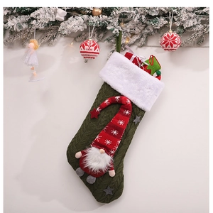 Dettaglio calza di Natale in maglia verde con gnomo 3D e bordo in ecopelliccia bianca