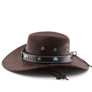 Détail du chapeau de cowboy marron avec pierres turquoise, disques en métal et cordon réglable