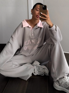 Ensemble survêtement deux pièces gris et rose avec broderie et pantalon coupe droite