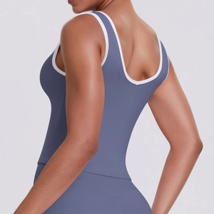 Détail du haut de yoga bleu-gris hautement élastique avec bordure blanche et dos en U