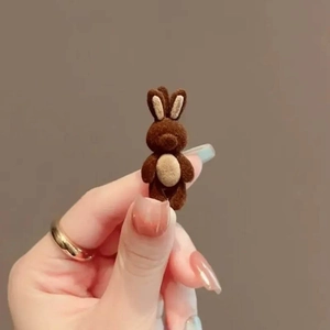 Gros plan sur la barrette lapin en peluche marron montrant la texture douce et le design mignon
