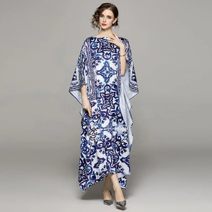 Robe longue élégante à imprimé porcelaine bleue et blanche avec manches chauve-souris