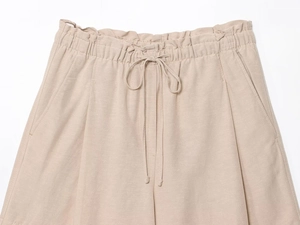 Detail of apron linen blend shorts featuring an elastic drawstring waist and side pockets