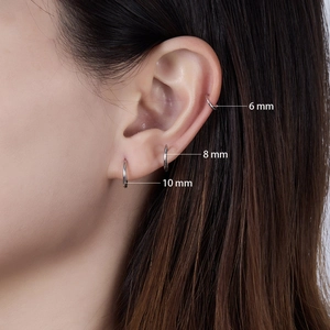 S925 sterling silver minimalist hoop earrings in 6mm, 8mm, 10mm sizes on model's ear