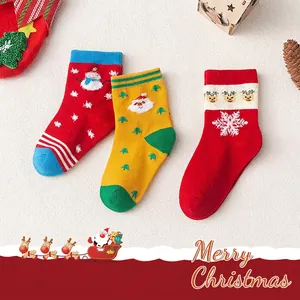 Set di tre paia di calze natalizie in maglia per bambini con Babbo Natale e pupazzi di neve