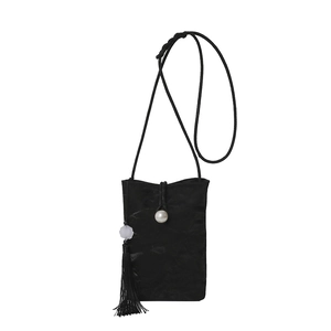 Mini zwarte crossbody tas van satijn met parelsluiting en zijden kwastje detail