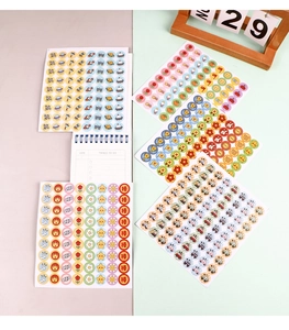 Détail d'autocollants de récompense pour enfants avec étoiles et trophées près d'un carnet