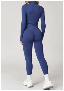 Détail du legging de yoga côtelé sans couture bleu marine avec effet push-up fessier