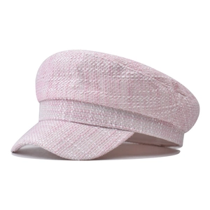 Detail der rosa-weißen Tweed-Webstruktur der Schirmmütze mit steifer Krempe und runder Krone