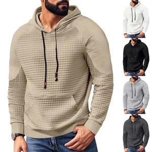 Detailansicht eines khakifarbenen Waffelstrick-Hoodies mit Kängurutasche und Kordelzug