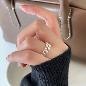 Minimalist S925 sterling silver chain link ring for women worn on hand with cozy vibes