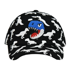 Dettaglio del logo del dinosauro ricamato e del motivo a silhouette sul cappellino bimbo
