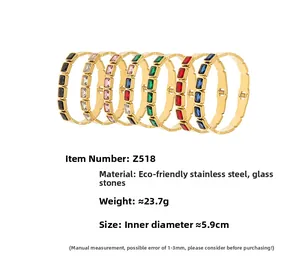 Dettagli di sette bracciali in acciaio inossidabile dorato con pietre di vetro colorate