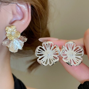 Detailansicht zweifarbiger Hohlblüten-Ohrstecker in Gold und Silber für Damen