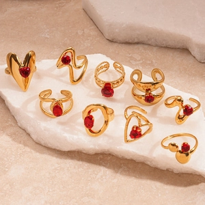 Set di 10 anelli vintage dorati con zirconi rossi e diverse forme geometriche moda