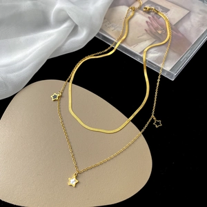 Collier double couche doré avec pendentif étoile et chaîne serpent sur soie blanche