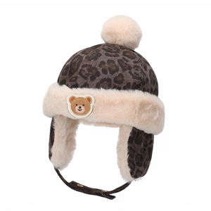 Détail du bonnet d'hiver pour bébé à motif léopard avec doublure peluche et ours