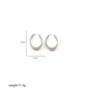 Three-tone layered hoop earrings with 3.5cm height and 2.3cm width dimensions