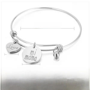 Détail du bracelet extensible en acier inoxydable de 68 mm avec breloques gravées