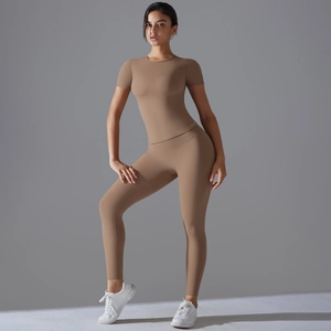 Set yoga marrone caffè aderente con top a maniche corte e leggings a vita alta da donna