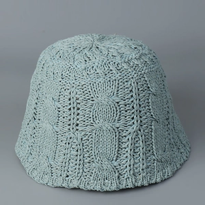 Vue détaillée du chapeau seau en maille torsadée bleu clair avec texture épaisse
