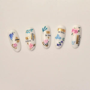 Details von 5D-Relief-Blumen-Nagelstickern mit Goldfolie und künstlerischer Schrift