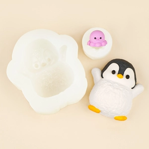 Moules en silicone pingouin et poulpe avec créations en résine sur un fond beige doux