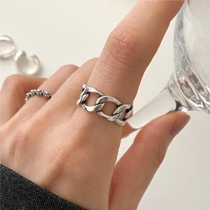 Close-up of a vintage S925 sterling silver curb chain link ring worn on the finger