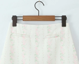 Détails de la taille et poches sur la mini-jupe à fleurs avec empiècement dentelle