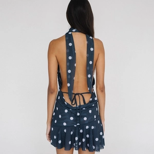 Détail de la robe à pois dos nu avec liens à nouer au cou et ourlet à volants