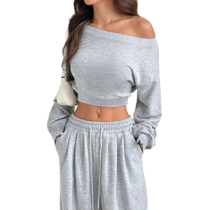 Damen 2-Teiler Trainingsanzug in Grau mit schulterfreiem Crop-Top und Jogginghose mit Kordelzug