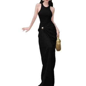 Robe longue noire dos nu sans manches avec boucle en métal et détails froncés