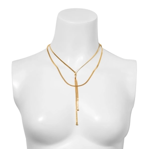 Detail einer goldene doppellagige Schlangenkette mit langem Quastenanhänger auf einer Büste