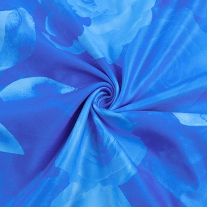 Détail de tissu à imprimé floral bleu avec des plis en spirale doux et texture fluide