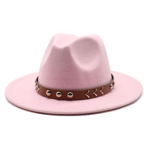 Détail d'un chapeau fedora en laine rose avec bande en cuir brun et clous argentés