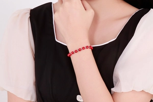 Vue détaillée du bracelet en perles de turquoise rouge avec accents métalliques