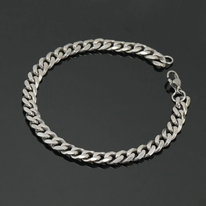 Bracelet gourmette pour homme en acier titane argenté poli avec fermoir mousqueton sur fond noir