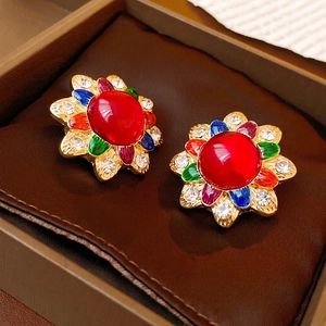 Orecchini vintage a fiori in smalto colorato con pietra rossa in una scatola regalo