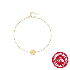 Detalle de pulsera de plata S925 con colgante de disco redondo grabado con la letra I