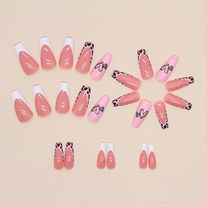 Faux ongles ballerine roses avec French manucure blanche, motifs cœur et bords vache