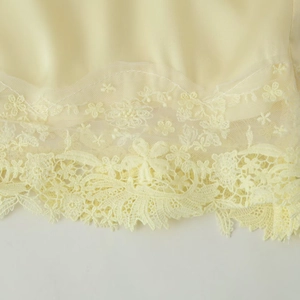 Ensemble nuisette en satin avec dentelle florale et finitions festonnées jaunes